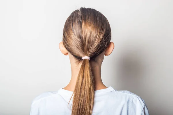 Ragazza Con Orecchie Sporgenti Vista Posteriore Uno Sfondo Chiaro — Foto Stock