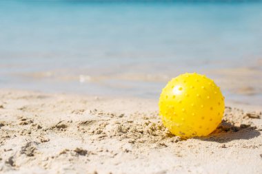 Kumsaldaki sarı top, çocuk oyunları, seyahat, tatil