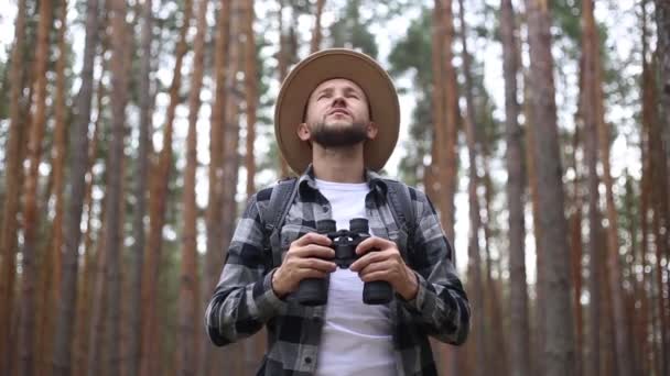Uomo turista con binocolo durante le escursioni nella foresta o in montagna. concetto di escursionismo. — Video Stock