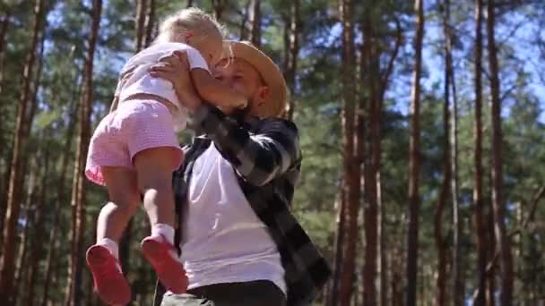 Man spelen met zijn kind tijdens het wandelen in het bos. — Stockvideo