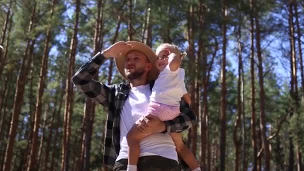 ชายที่มีลูก ขณะที่เดินอยู่ในป่า . — วีดีโอสต็อก