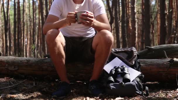 Wędrowiec pije herbatę podczas postoju w lesie. Wycieczka koncepcyjna, turystyka. — Wideo stockowe