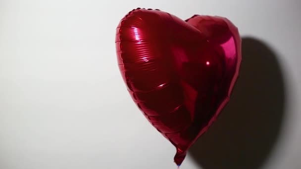 Globo de aire en forma de corazón sobre fondo claro. Día de San Valentín. — Vídeos de Stock