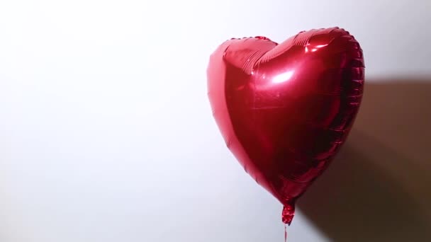 Globo de aire en forma de corazón sobre fondo claro. Día de San Valentín. — Vídeos de Stock