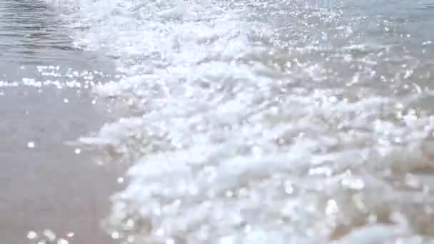 Las olas del mar golpean la playa de arena . — Vídeos de Stock