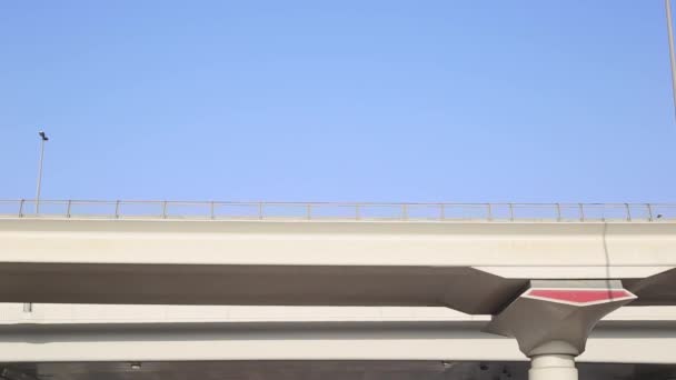 The train rides on the monorail against the blue sky. — Stock Video