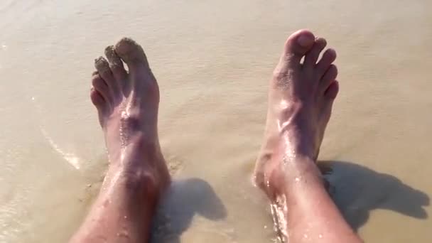 Deniz sörfü ve kumlu sahilde erkek ayakları. — Stok video