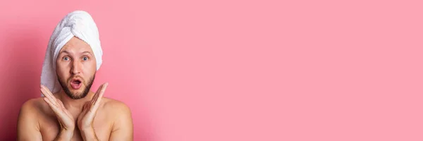 Удивил Молодого Человека Полотенцем Голове Розовом Фоне Баннер — стоковое фото