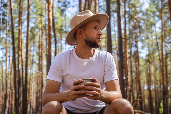 Hombre Con Sombrero Sostiene Una Taza Caliente Durante Viaje Campamento — Foto de Stock