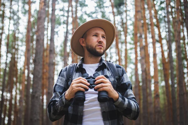 Hombre Con Prismáticos Bosque Caminata Las Montañas Bosque — Foto de Stock