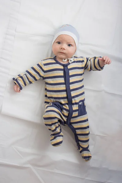 Bebis Kläder Med Ett Lustigt Ansikte Vitt Lakan Platt Ligg — Stockfoto