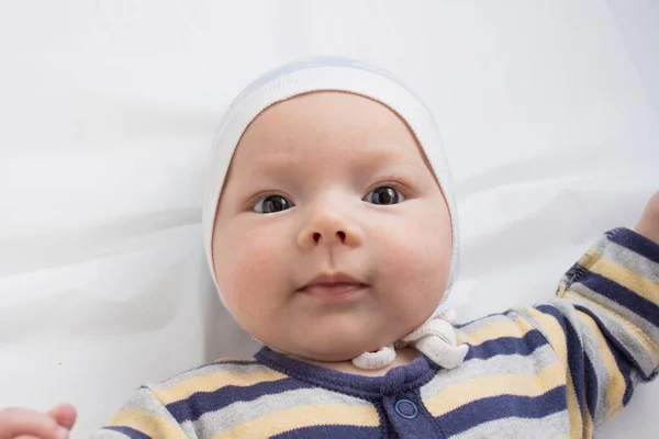 Portrait Petit Bébé Avec Une Expression Drôle Visage Sur Drap — Photo