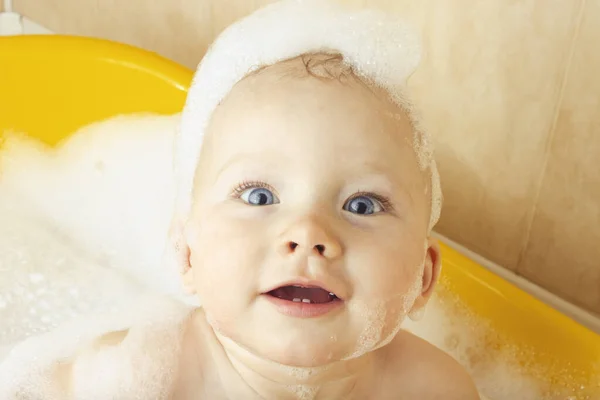 Das Kleine Baby Badet Einem Gelben Bad Mit Blasen Und — Stockfoto