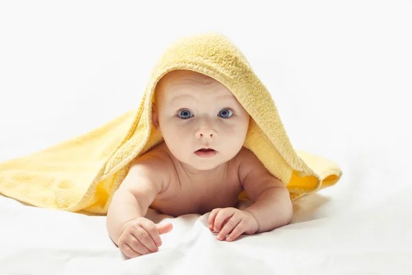 Очаровательный Счастливый Ребенок Голубыми Глазами Желтом Полотенце Белом Фоне — стоковое фото