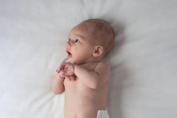 Criança Fralda Bebé Deita Numa Cama Branca Fundo Branco Deitado — Fotografia de Stock