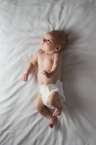 Baby Girl White Nappy Deitado Cobertor Branco Fundo Branco Deitado — Fotografia de Stock