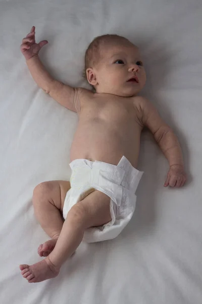 Criança Fralda Bebé Deita Numa Cama Branca Fundo Branco — Fotografia de Stock