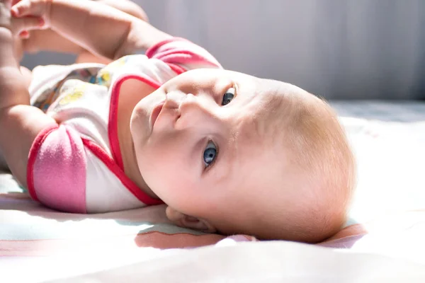 Liten Flicka Som Ligger Rygg Säng Med Vitt Lakan Platt — Stockfoto