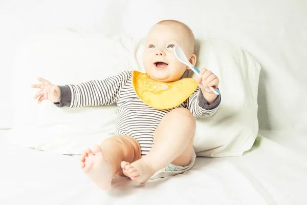 Bebê Pequeno Avental Criança Amarelo Com Resíduo Comida Uma Colher — Fotografia de Stock