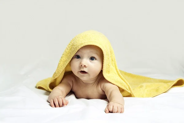 Liebenswertes Glückliches Kind Mit Blauen Augen Einem Gelben Handtuch Auf — Stockfoto