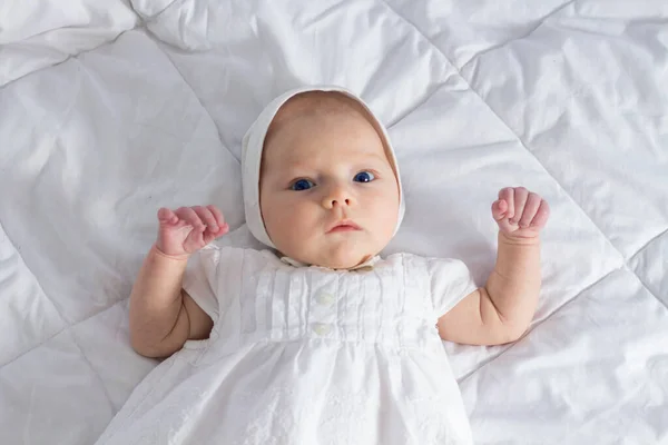 Pequena Menina Com Olhos Azuis Vestido Branco Cobertor Branco — Fotografia de Stock