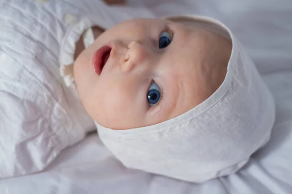 Pequena Menina Com Olhos Azuis Vestido Branco Chapéu Cobertor Branco — Fotografia de Stock