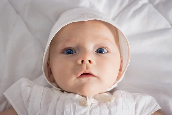 Pequena Menina Com Olhos Azuis Vestido Branco Chapéu Cobertor Branco — Fotografia de Stock