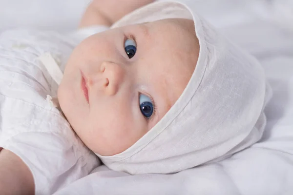 Маленька Дівчинка Блакитними Очима Білій Сукні Капелюсі Білій Ковдрі — стокове фото