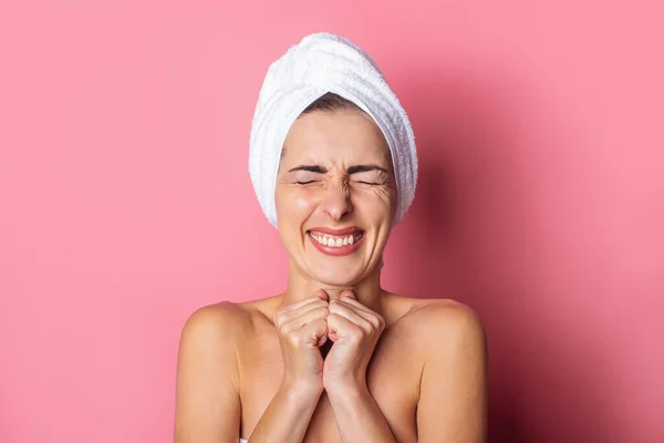 Sonriente Joven Con Una Toalla Cabeza Los Ojos Fuertemente Cerrados — Foto de Stock