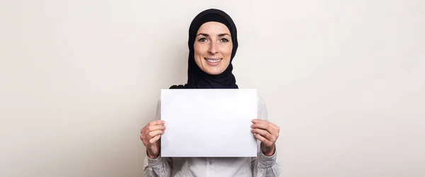 Молода Мусульманка Білій Сорочці Хіджаб Тримає Чистий Аркуш Паперу Посмішкою — стокове фото