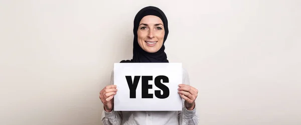Мусульманська Молода Жінка Посмішкою Хіджабі Тримає Прапор Текстом Світлому Тлі — стокове фото