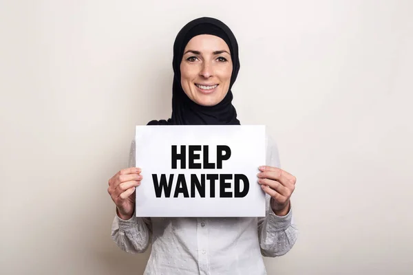 Мусульманська Молода Жінка Хіджабі Тримає Прапор Текстом Help Wanted Світлому — стокове фото