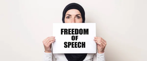 Мусульманская Молодая Женщина Хиджабе Закрывает Лицо Плакатом Текстом Свобода Спеки — стоковое фото
