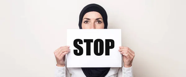 Мусульманська Молода Жінка Хіджабі Закриває Обличчя Прапором Текстом Stop — стокове фото