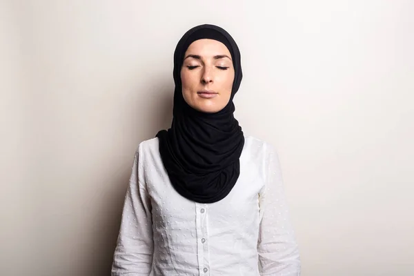 Молода Жінка Закритими Очима Білій Сорочці Хіджабі Світлому Фоні — стокове фото