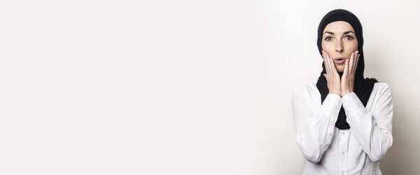 Молода Жінка Здивованим Обличчям Білій Сорочці Хіджабі Світлому Фоні — стокове фото