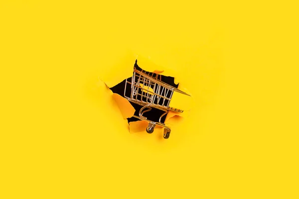 Άδειο Καλάθι Αγορών Γροθιές Κίτρινο Φόντο Αγορές Online Αγορές Self — Φωτογραφία Αρχείου