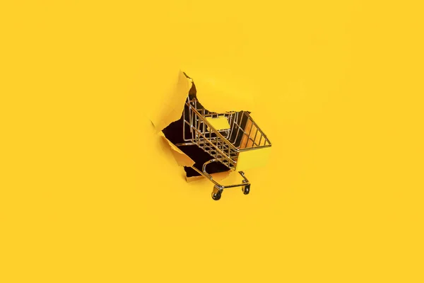 空のショッピングカートパンチ黄色の背景 ショッピング オンラインショッピング セルフサービス — ストック写真