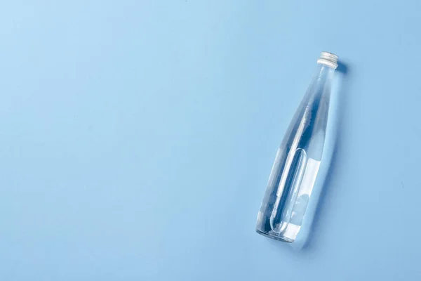Glasflasche Mit Klarem Wasser Auf Blauem Hintergrund Konzept Der Gesundheit — Stockfoto