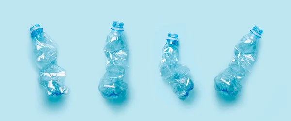 Används Skrynkliga Plastflaskor Blå Bakgrund Begreppet Användning Plast Ovanifrån Platt — Stockfoto