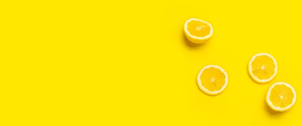 Лимонные Клинья Нарезанный Лимон Желтом Фоне Вид Сверху Плоский Баннер — стоковое фото