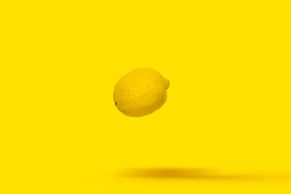 Hela Mogen Citron Flyger Klargul Bakgrund Ovanifrån Platt Ligg — Stockfoto
