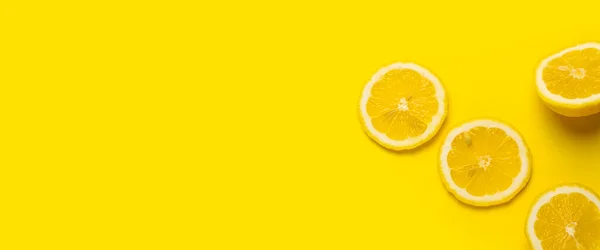 Ломтик Желтого Лимона Желтом Фоне Вид Сверху Плоский Баннер — стоковое фото