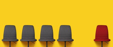 Sarı arka planda dört gri ofis sandalyesi ve bir kırmızı sandalye. Pankart.