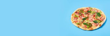 Pizzanın sıcaklığı mavi arka planda. Üst manzara, düz yatış. Pankart.
