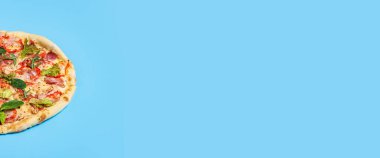 Pizzanın sıcaklığı mavi arka planda. Üst manzara, düz yatış. Pankart.