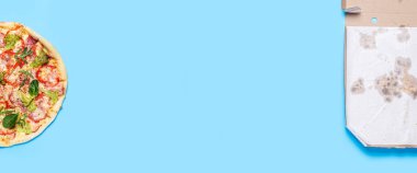 Pizza ve açık pizza paketi mavi arka planda. Üst manzara, düz yatış. Pankart. 