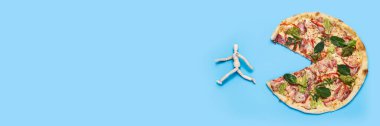 Taze sıcak pizza ve mavi arka planda çalışan kukla. Diyet konsepti, düzgün beslenme. Üst manzara, düz yatış. Pankart. 