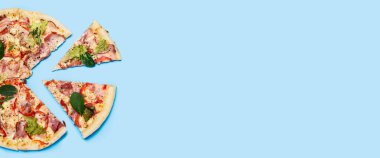 Dilimler halinde dilimlenmiş taze sıcak pizza mavi arka planda. Üst manzara, düz yatış. Pankart. 