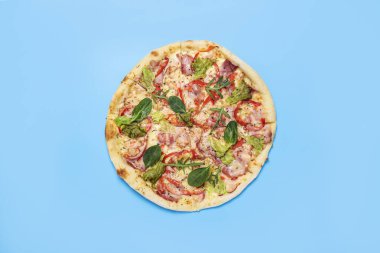 Pizzanın sıcaklığı mavi arka planda. Üst manzara, düz uzanma.